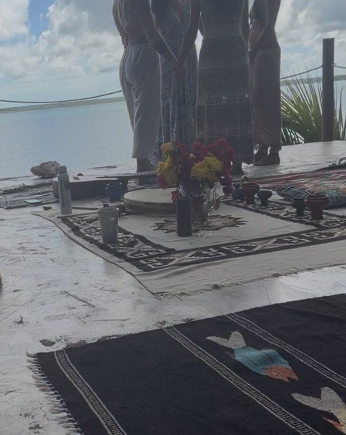 Altar montado sobre tapetes à beira de uma lagoa