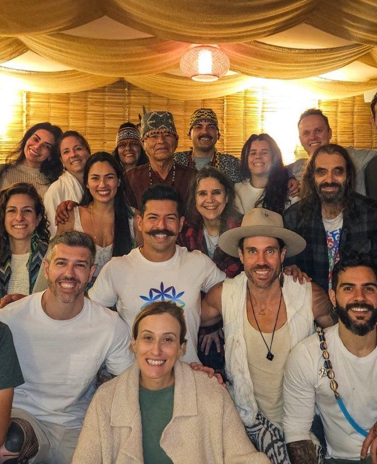 Grupo reunido com integrantes do povo Shipibo