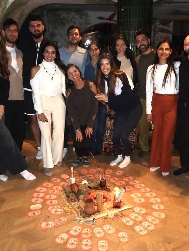 Grupo em pé ao redor de um altar montado no chão